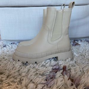 Stunning Chelsea boots from the hudsons bay